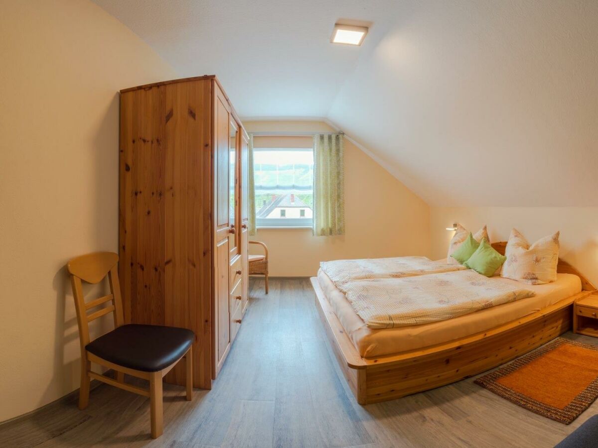 Schlafzimmer Fewo. Spätburgunder