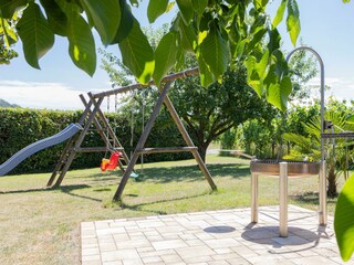 Spielplatz und Grill