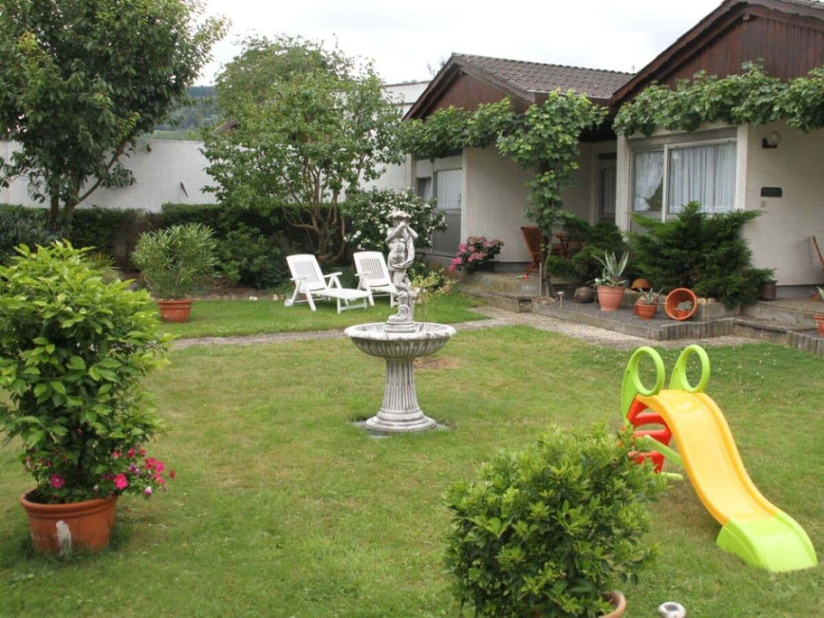 Garten_mit_Blick_auf_FeWo_M%c3%bcller-Thurgau