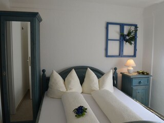 Schlafzimmer mit 1,60 m-Bett