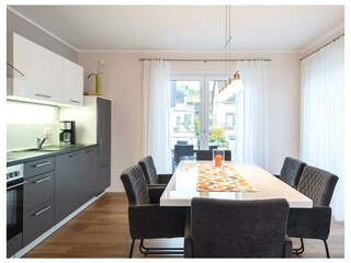 moderner Küchen- und Essbereich FeWo Verena