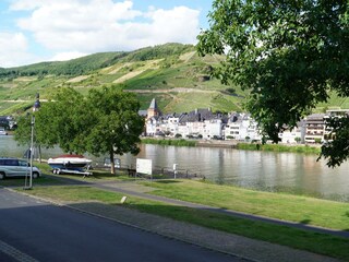 Blick nach Zell (Mosel)