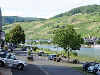 Blick nach Zell (Mosel)