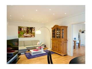 Wohnraum mit Blick in die Küche