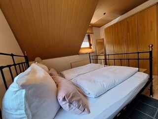 Schlafzimmer mit Kleiderschrank