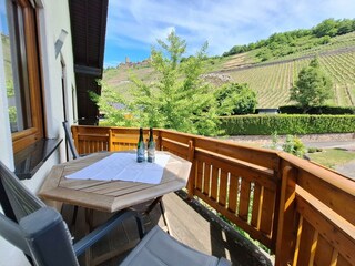 Balkon mit Aussucht auf Burg Thurant & Weinberge
