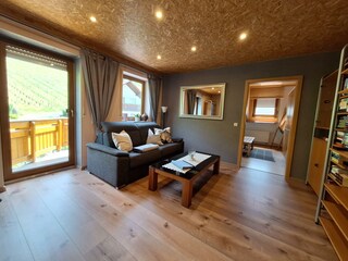 Wohnzimmer mit Zugang zum Balkon