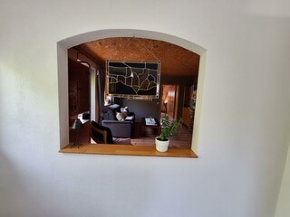 Blick von der Küche ins Wohnzimmer