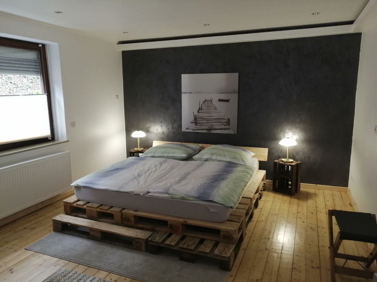 schlafzimmer_palettenbett_weinkistennachttischschr