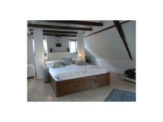 Bett im Dachgeschoss