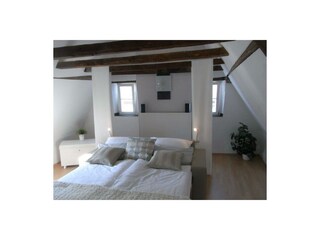 Bett im Dachgeschoss Ansicht