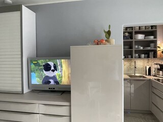 Wohnraum mit Blick in die Küche