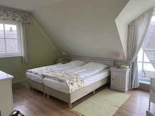 Balkonzimmer mit Doppelbett