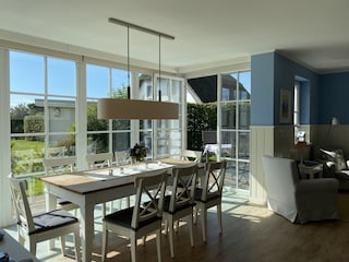 Gemeinsam essen im Wintergarten