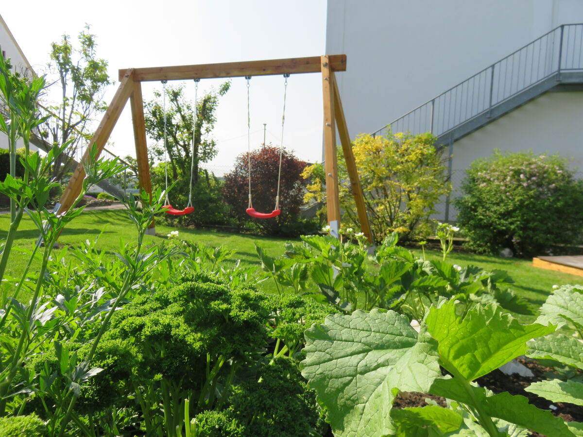 Schaukel mit Blick durchs Kräuterbeet