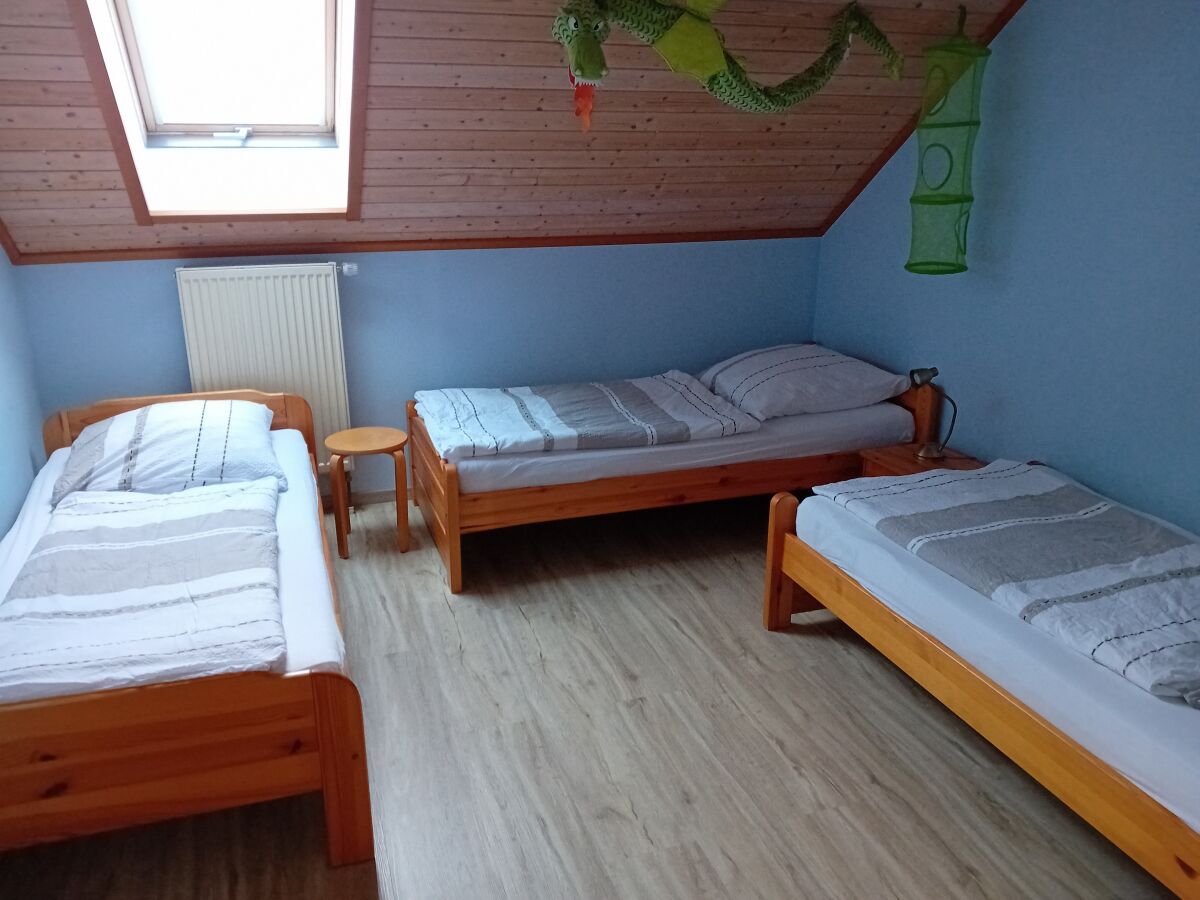 Schlafzimmer mit 3 Betten