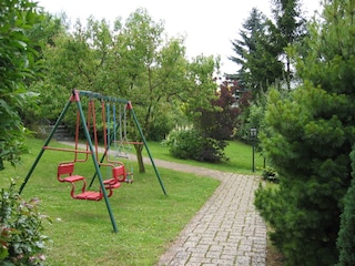 Garten mit Schaukel