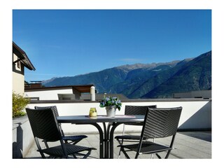 der Terrasse mit Blick auf die Berge