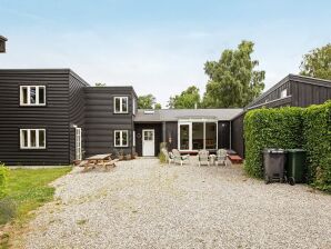 12 Personen Ferienhaus in Væggerløse - Vaeggerløse - image1