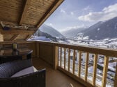 Balkon mit Ausblick auf Neustift und auf die Berge