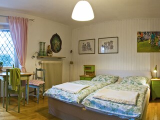 Schlafzimmer mit Doppelbett