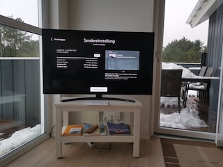 Wohnzimmer mit modernem 50" LED Smart TV