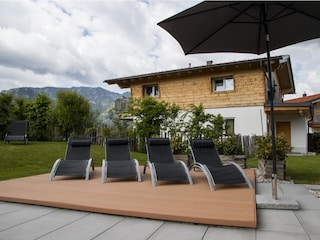 Terrasse mit Liegestühle und Sonnenschirm