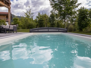 Pool mit Poolabdeckung