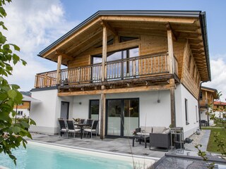 Chalet Rückseite mit Pool und Terrasse