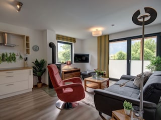 Wohnzimmer mit TV und Kamin