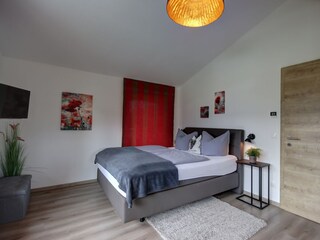 Großes Schlafzimmer oben rechts mit TV und eignem Bad
