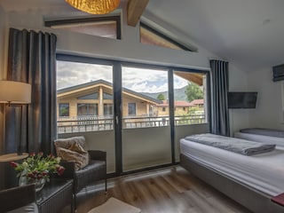 Schlafzimmer oben links mit 2 Einzelbetten, TV und Bad