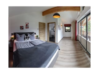 Schlafzimmer oben rechts mit eigenem Bad