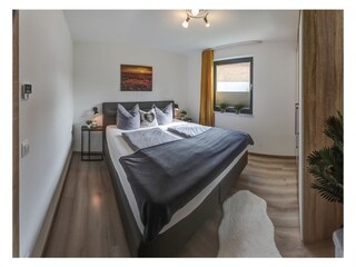 Schlafzimmer EG mit Doppelbett, TV und Kleiderschrank