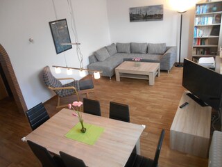 grosses lichtdurchflutetes Wohn- und Esszimmer