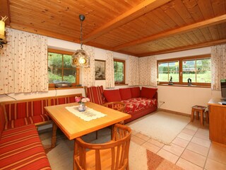 Wohnzimmer  mit Essecke  mit Sicht in Garen