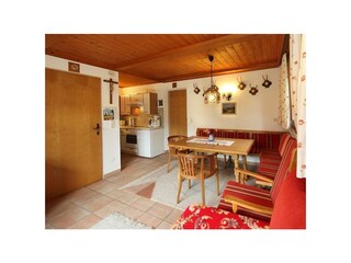 Wohnzimmer mit Küche und Essecke