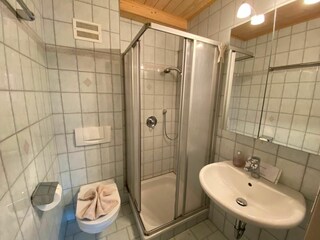 eins von zwei Bädern  jeweils neben Schlafzimmer