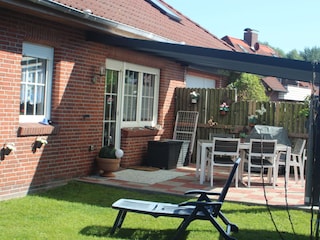 Haus mit Terrassenüberdachung