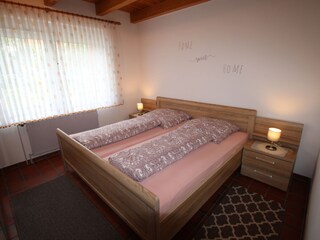 Schlafzimmer mit Doppelbett