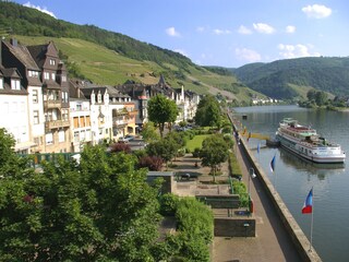 Die Moselpromenade in der Zeller Altstadt