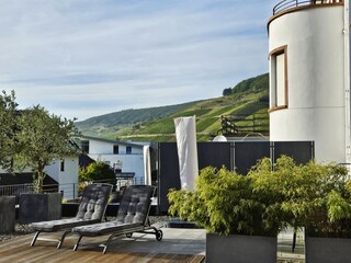 Große Terrasse der Villa 1 mit Essplatz und Sonnenliege