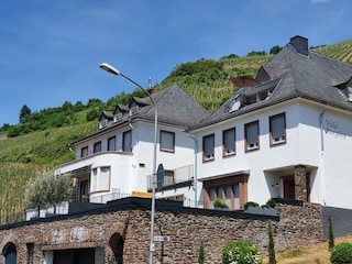 Der Eingang führt über eine Treppe mit 20 Stufen