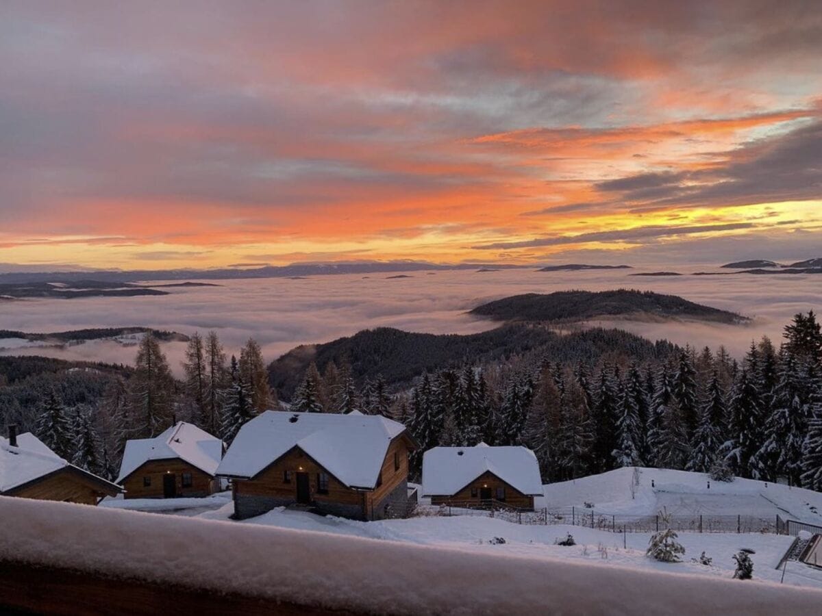 Sonnenuntergang mit Blick über die Alpenlandschaft