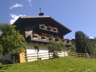 Unser Haus  mit Wohnungen im ersten Stock