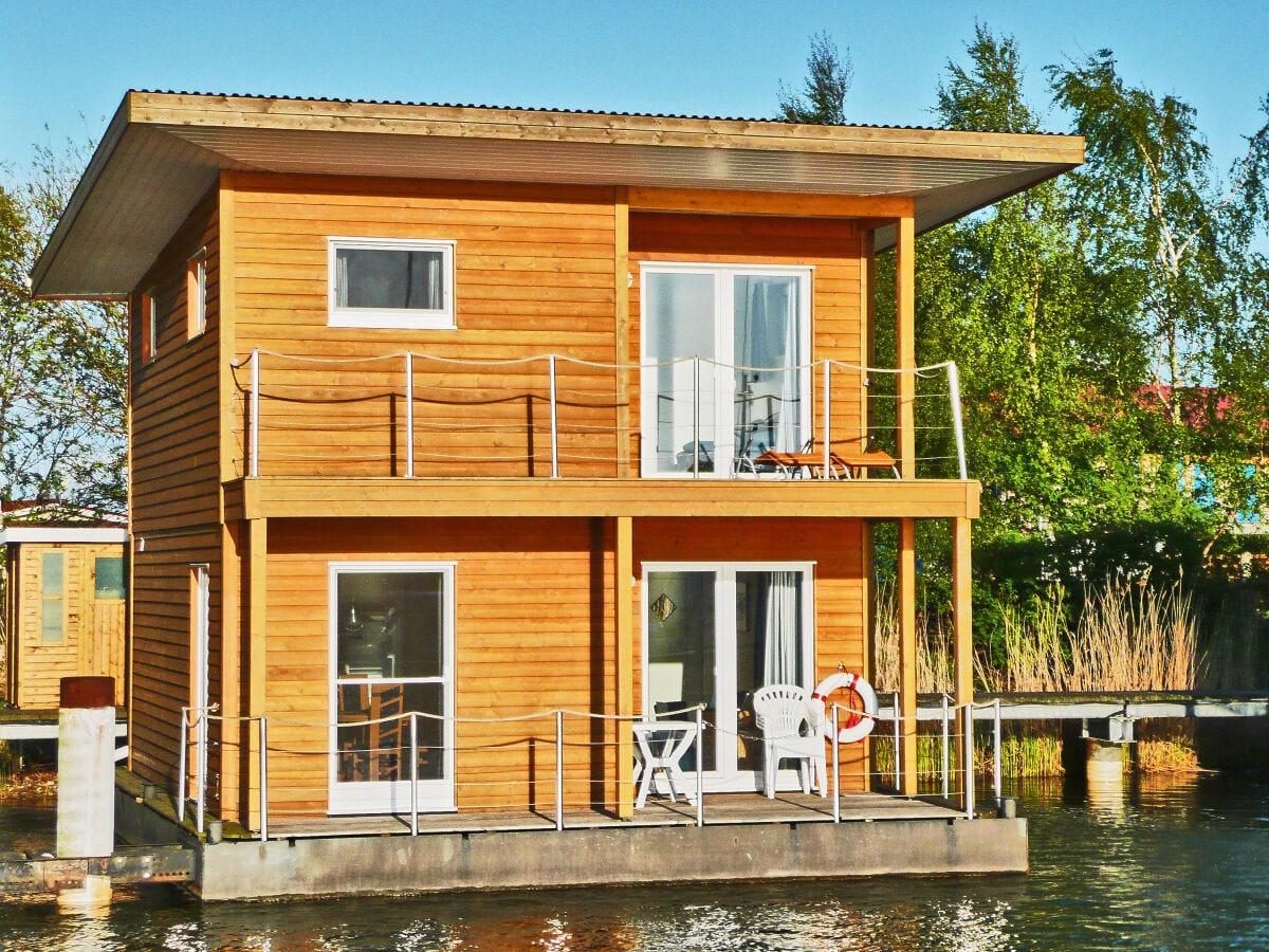 FLOATING HOUSE in Barth