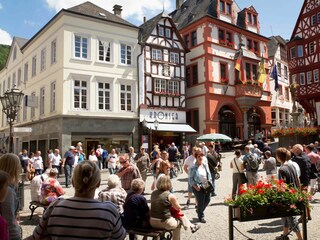 Mittelalterlicher Marktplatz (Ferienwohnung links)