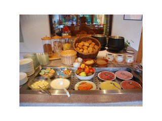reichhaltiges Frühstücksbuffet mit eigenen Erzeugnissen