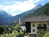 Haus Ansicht mit Kirche und Großglockner