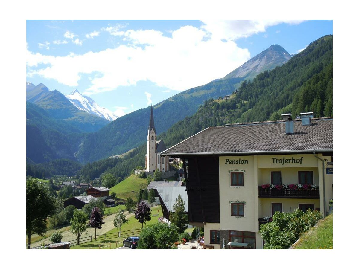 Haus Ansicht mit Kirche und Großglockner